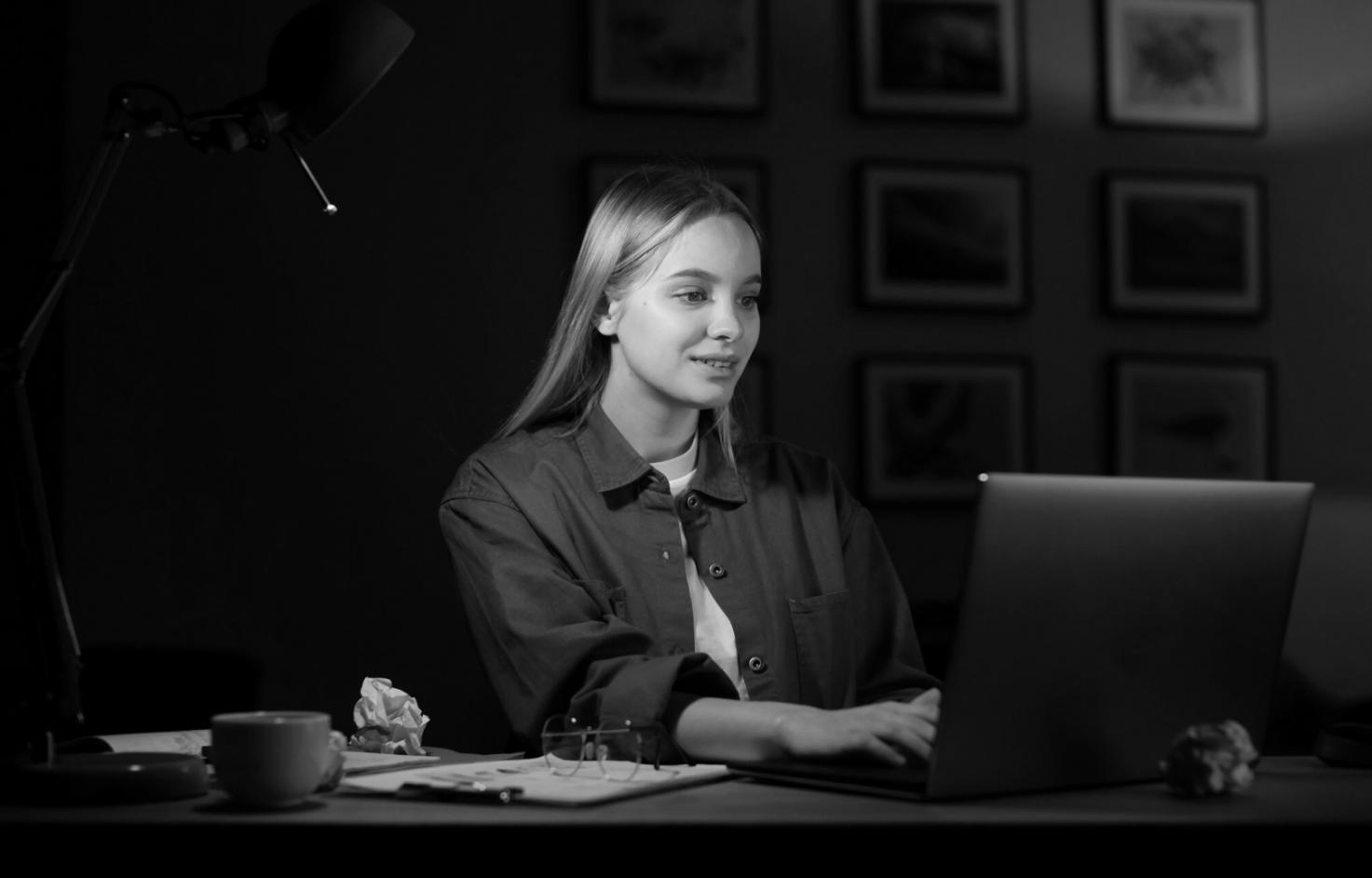 Úsporná prasátka a mince na stole symbolizující rodinné úspory