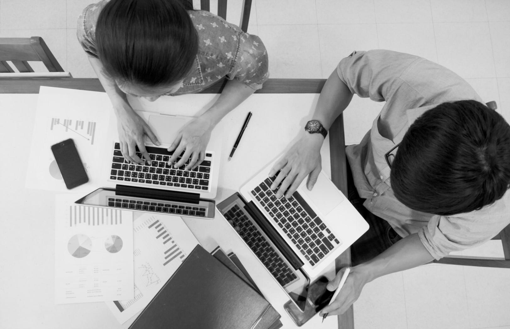 Plánování rodinného rozpočtu s kalkulačkou a poznámkami