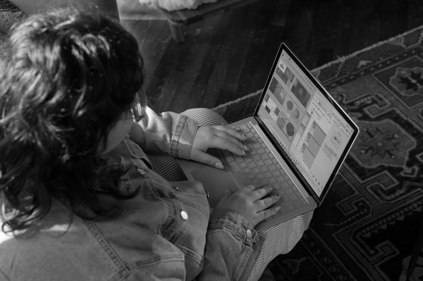 Detail ruky zapisující výdaje do notebooku