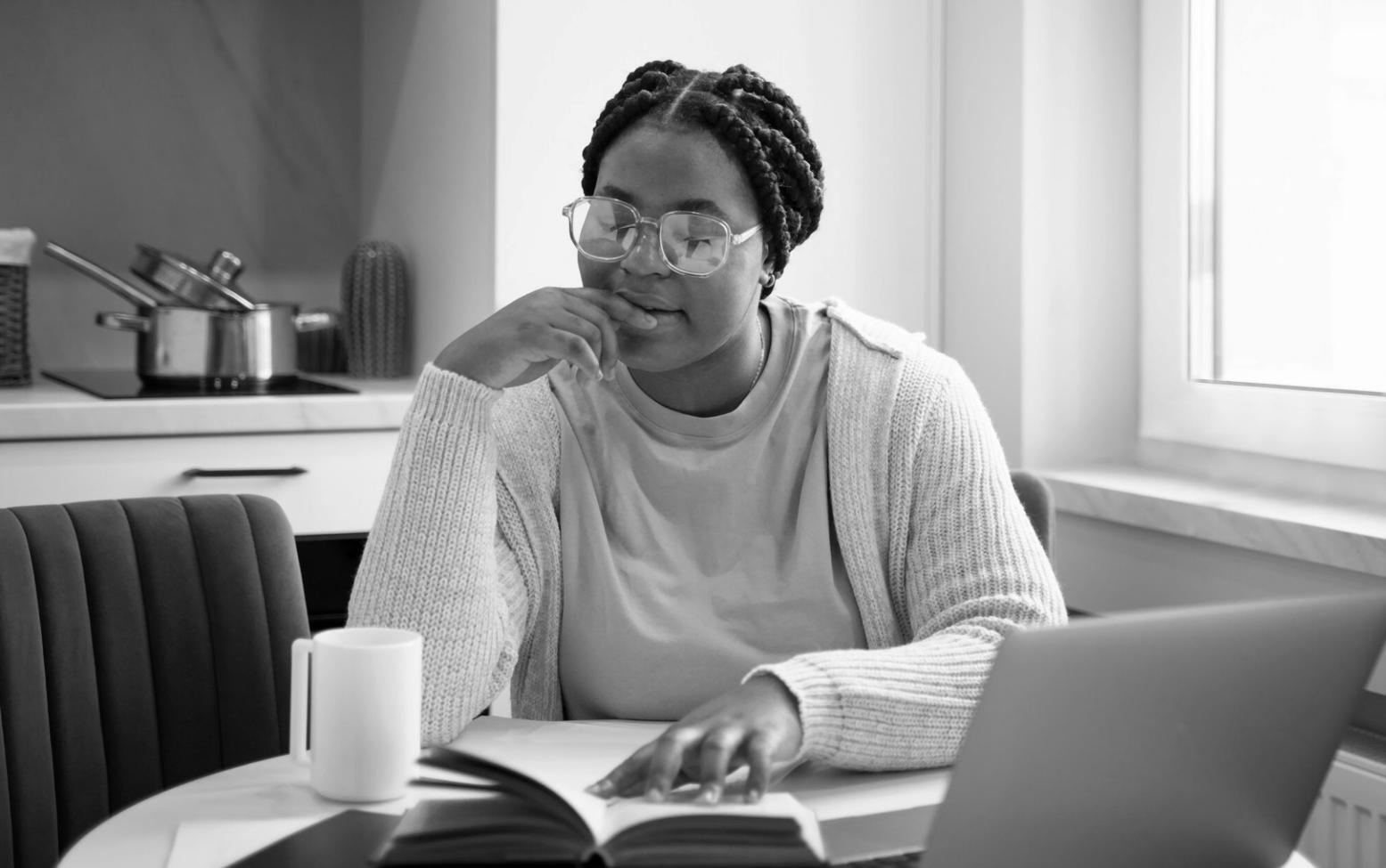 Grafický přehled rodinných financí a rozpočtu na notebooku