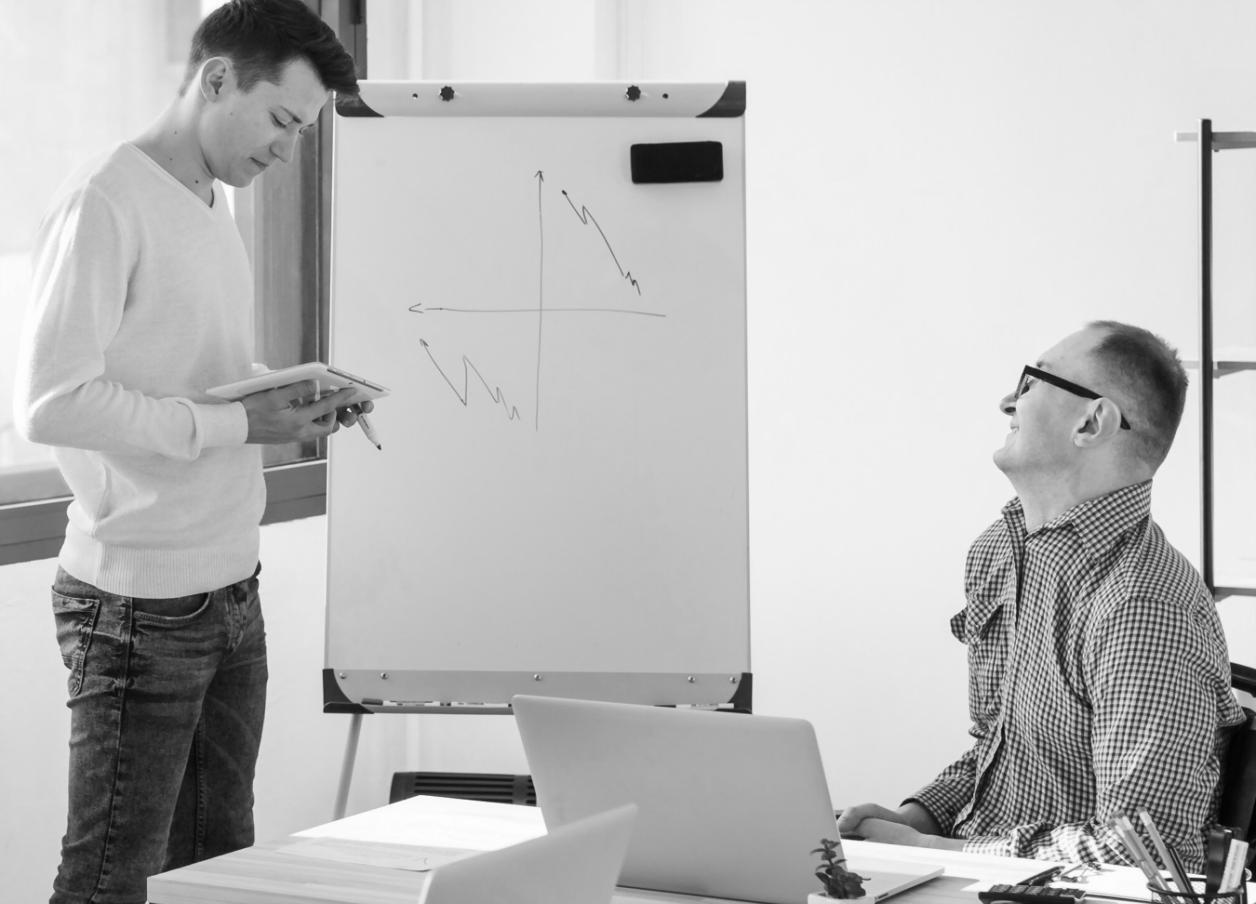 Plánování rodinného rozpočtu na stole s kalkulačkou a poznámkami